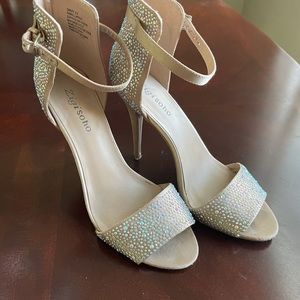 Special occasion pumps. Gold/ivory.
